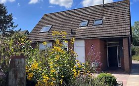 Cosy Vacation Home With Large Fenced Garden